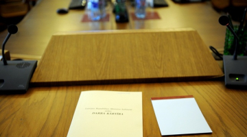 Ministru kabineta darba kārtība premjeram uz galda. Foto: Lita Krone, LETA