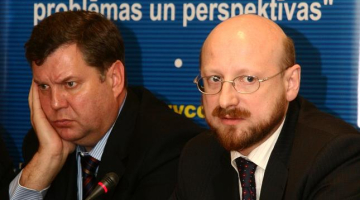 Krievijas polittehnologs Modests Koļerovs (no labās) 2005.gadā kopā ar Jāni Urbanoviču piedalās Baltijas forumā. Foto: Mārtiņš Plūme, LETA