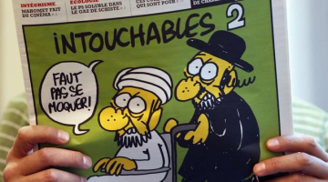 Uz žurnāla "Charlie Hebdo" jaunākā numura vāka trešdien redzama karikatūra, kurā ortodoksāls jūdaists invalīdu ratiņos stumj musulmaņu vīrieti. Foto: AFP/LETA