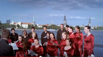 Ekrānšāviņš no "My Song" video.