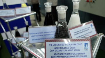 Naftas produktu paraugi Turkmenbaši naftas pārstrādes rūpnīcā, kur viesojās Latvijas Valsts prezidents. Foto: Ieva Čīka, LETA
