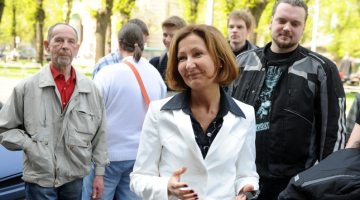 Žurnāliste Ilze Nagla pie Ministru kabineta pirms gada sarunājas ar protesta akcijas dalībniekiem, kas protestē pret īpašumā nelikumīgi veikto kratīšanu un Neo - Ilmāra Poikāna nelikumīgo aizturēšanu. Foto: Lita Krone, LETA