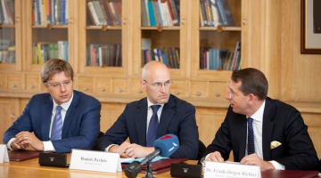 No kreisās - Rīgas domes priekšsēdētājs Nils Ušakovs (SC), ekonomikas ministrs Daniels Pavļuts (RP), starptautiskās organizācijas „Horasis” valdes priekšsēdētājs Franks Jirgens Rihters protokola parakstīšanas laikā. Foto: Toms Norde, Valsts kanceleja
