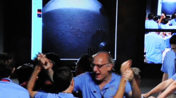 NASA lidojumu centra kontrolieri līksmo par pašgājēja robota veiksmīgo piezemēšanos uz Marsa. Foto: AFP/LETA