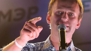 Opozīcijas līderis Aleksejs Navaļnijs mītiņā Bolotnajas laukumā. Foto: EPA/LETA