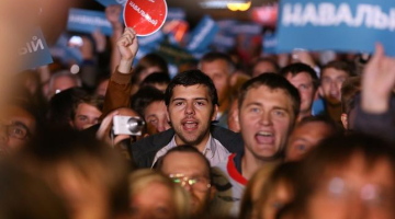 Opozīcijas pārstāvja Alekseja Navaļnija atbalstītāji mītiņā Bolotnajas laukumā. Foto: ITAR-TASS/LETA