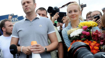 Aleksejs Navaļnijs kopā ar sievu un sagaidītājiem Maskavas dzelzceļa stacijā. Foto: AFP/LETA