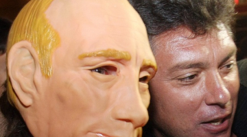 Boriss Ņemcovs un Krievijas premjerministra Vladimira Putina maskā tērpies opozicionārs ''31.datuma'' mītiņā Maskavā 2010.gada 31.oktobrī. Foto – EPA/LETA