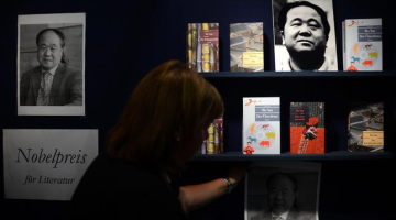 Nobela prēmijas laureāta literatūrā Mo Jaņa darbi tiek izlikti Frankfurtes grāmatu tirgū. Foto: AFP/LETA