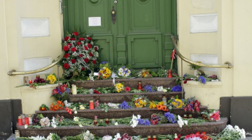 Ziedi pie Norvēģijas vēstniecības Rīgā. Foto: Jānis Saliņš, F64