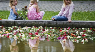 Ziedi Norvēģijas slaktiņa upuriem. Foto: AFP/LETA