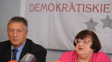 Maskavas Valsts Universitātes profesors Konstantīns Borovojs un partijas "Demokrātiskā savienība" dibinātāja, disidente Valērija Novodvorskaja piedalās Krievijas režīma opozicionāru preses konferencē. Foto: Evija Trifanova, LETA