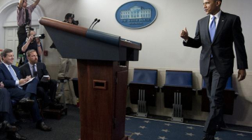 ASV prezidents Baraks Obama žurnālistiem preses konferencē rāda paceltu īkšķi. Foto: AFP/LETA