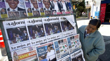 Avīžu pirmās lapas vēsta par Obamas uzvaru ASV prezidenta vēlēšanās. Foto: AFP/LETA