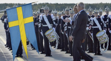 ASV prezidentu Baraku Obamu vizītē Stokholmā sagaida Zviedrijas ārlietu Karls Bilts. Foto: AFP/LETA