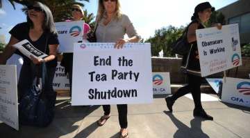 Protestētāji pret republikāņiem jeb tā sauktajiem tējas dzērājiem pie Baltā nama. Foto: AFP/LETA