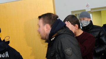 Aizturētais vīrietis, kuru policija tur aizdomās par sešu cilvēku saduršanu Olainē, tiek konvojēts uz Rīgas rajona tiesas sēdi. Foto: Evija Trifanova, LETA