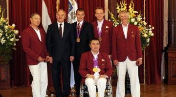 Latvijas olimpieši - gan Londonas olimpisko spēļu medaļnieki, gan Paraolimpisko spēļu uzvarētāji pieņemšanā pie Valsts prezidenta. Foto: Romāns Kokšarovs, F64