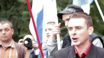 Jevgeņijs Osipovs saka uzrunu 2007.gadā sapulcē pie Barklaja de Tolli pieminekļa Rīgā. Foto: Ieva Čīka, LETA