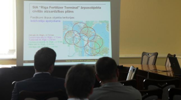 Kundziņsalā topošā SIA "Riga fertilizer terminal" minerālmēslu īslaicīgās uzglabāšanas un pārkraušanas kompleksa ārpusobjekta civilās aizsardzības plāna sabiedriskā apspriešana. Foto: Ieva Čīka, LETA