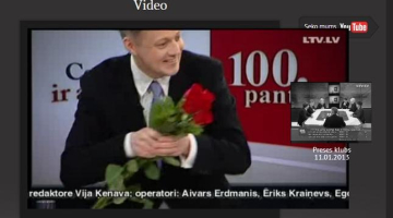 LTV raidījuma "100.panta preses klubs" vadītājs Otto Ozols ar sarkanajām rozēm Ingunai Sudrabai. Ekrānšāviņš no LTV.lv