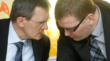 Finanšu ministrs Andris Vilks (no kreisās) un Ekonomikas ministrijas valsts sekretārs Juris Pūce. Foto: Edijs Pālens, LETA