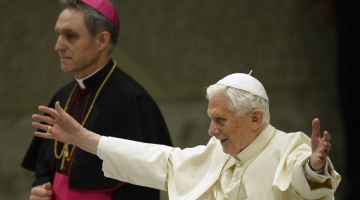 Romas pāvests Benedikts XVI pateicas ticīgajiem un aicina lūgties. Foto: AFP/LETA
