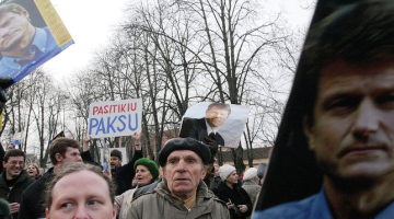 Rolanda Paksa atbalsta mītiņš 2003.gada novembrī Viļņā. Foto: Kestutis Vanagas, F64