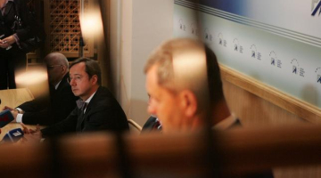 Vēstures brīdis - "Parex" īpašnieki Valērijs Kargins (centrā) un Viktors Krasovickis slēdz lata darījumu ar valsti par bankas pārņemšanu. Priekšplānā runā toreizējais finanšu ministrs Atis Slakteris. Foto: Raitis Plauks, F64