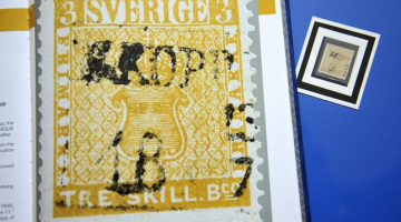 Par pasaulē dārgāko pastmarku uzskatītā Zviedrijas Treskiling marka. Tās aptuvenā vērtība lēsta ap 2 miljoniem eiro. Dzeltenā trīsšiliņu marka izdota 1855.gadā. Toreiz Zviedrijas pasts kļūdas pēc nodrukāja nepareizas markas, uzdrukājot trīs šiliņu vērtību uz dzeltenajām markām zili zaļo marku vietā. Avots: EPA/LETA