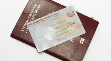 Latvijas Republikas pase un personas apliecība jeb elektroniskās identifikācijas kartes (eID) prototips. Foto: Edijs Pālens, LETA