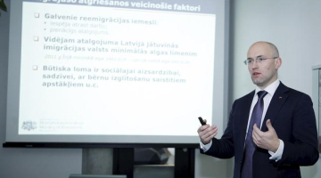 Ekonomikas ministrs Daniels Pavļuts prezentē reemigracijas konceptu. Foto: Nora Krevneva, F64
