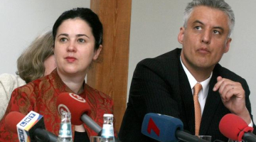 Pasaules Bankas vecākā ekonomiste Emīlija Sinota un Pasaules Bankas Polijas un Baltijas valstu reģionālais direktors Havjers Deviktors piedalās pētījuma "Latvija: kurš ir bezdarbnieks, ekonomiski neaktīvais un trūcīgais?" prezentācijā. Foto: Andrejs Baburovs, LETA