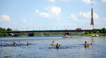 Peldvietā Daugavā pie Lucavsalas. Foto: Evija Trifanova, LETA