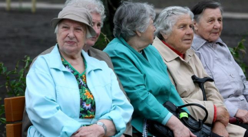 Pensionāres Vecmīlgrāvī. Foto: Edijs Pālens, LETA