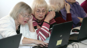 Pensionāres mācās datorzinības. Foto: Raitis Plauks, F64