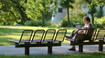 Pensionārs parkā. Foto: Lauris Nagliņš, LETA