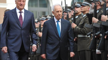 Valsts prezidents Andris Bērziņš svinīgi sagaida Izraēlas prezidentu Šimonu Peresu. Foto: Ilmārs Znotiņš, AFP/LETA