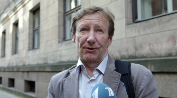Kustības "Par vienlīdzīgām tiesībām" pārstāvis Jurijs Petropavlovskis ieradies iesniegt Centrālajā vēlēšanu komisijā parakstus referenduma ierosināšanai par pilsonības automātisku piešķiršanu visiem nepilsoņiem. Foto: Ieva Čīka, LETA