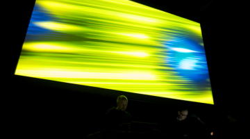 Sestdien, 12. oktobrī festivāla noslēguma koncertā ar audiovizuālu performanci “Fizikāls” (Physical) Spīķeru koncertzālē uzstāsies pazīstamie kanādiežu elektroniskās mūzikas mākslinieki Metjū Bīdermans un Alens Tibols. Publicitātes foto