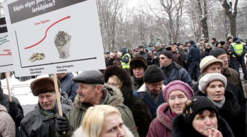 Arodbiedrības piketā pie valdības ēkas. Foto: Kaspars Krafts, F64