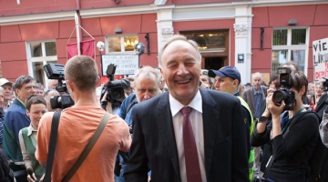 Attēlā: Andris Bērziņš (ZZS) ceturtdienas rītā ejot cauri piketētāju pūlim pie Saeimas. 
