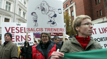 Pie Izglītības un zinātnes ministrijas notiek Latvijas Sporta izglītības iestāžu direktoru padomes rīkotais pikets, kura dalībnieki prasa lielākas algas treneriem un sporta skolotājiem. Foto: Ieva Čīka, LETA