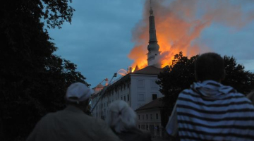 Deg Rīgas pils. Foto: Gints Ivuškāns, F64