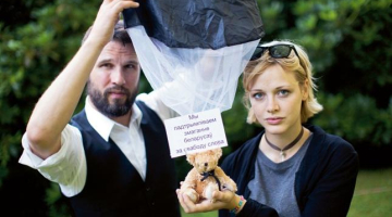 Akcijas organizatori no zviedru reklāmas aģentūras ar pirmā "plīša desanta" lācīti rokās. Foto no žurnāla "Ir"