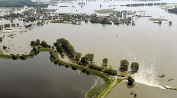 Applūdusī Fišbekas apdzīvotā vieta netālu no Magdeburgas. Foto: EPA/LETA