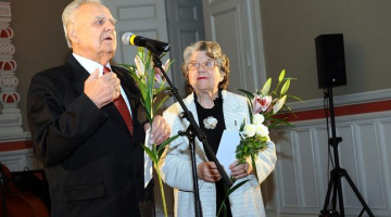 Teātra zelta fondā uzņemtie Dailes teātra aktieri Gunārs Placēns un Venta Vecumniece piedalās "Spēlmaņu nakts" 2011/2012 nominantu un Latvijas Teātra Zelta fonda dalībnieku godināšanas pasākumā. Foto: Edijs Pālens, LETA