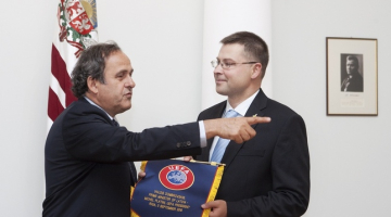 UEFA prezidents Mišels Platinī dāvina premjerministram Valdim Dombrovskim vimpeli. Autors: Andrejs Strokins, F64