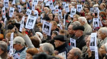 Mītiņš 2009.gadā, kurā tauta prasa izmeklēt žurnālistes Annas Poļitkovskas slepkavību. Foto: AFP/LETA