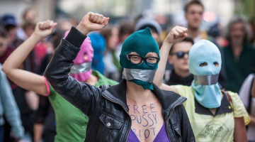 "Pussy Riot" atbalstītājas pie Krievijas vēstniecības Varšavā. Foto: AFP/LETA